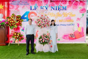 Ông Nguyễn Văn Dũng tặng hoa chúc mừng nhà trường