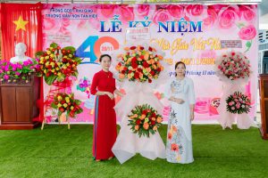 hinh ảnh bà Phan Ngọc Đan Quỳ- TB CMHS tặng hoa cho nhà trường